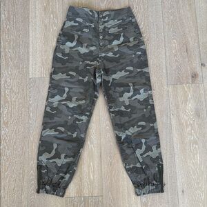 Express Camo Cargo Jogger Ankle Pants. Extreme High Rise. Size 4.